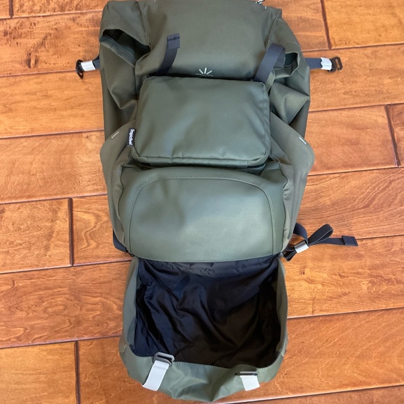 Tropic Feel Shell Backpack Cypress Green and FidLock® Toiletry Cypress Green - Picture 9 of 12